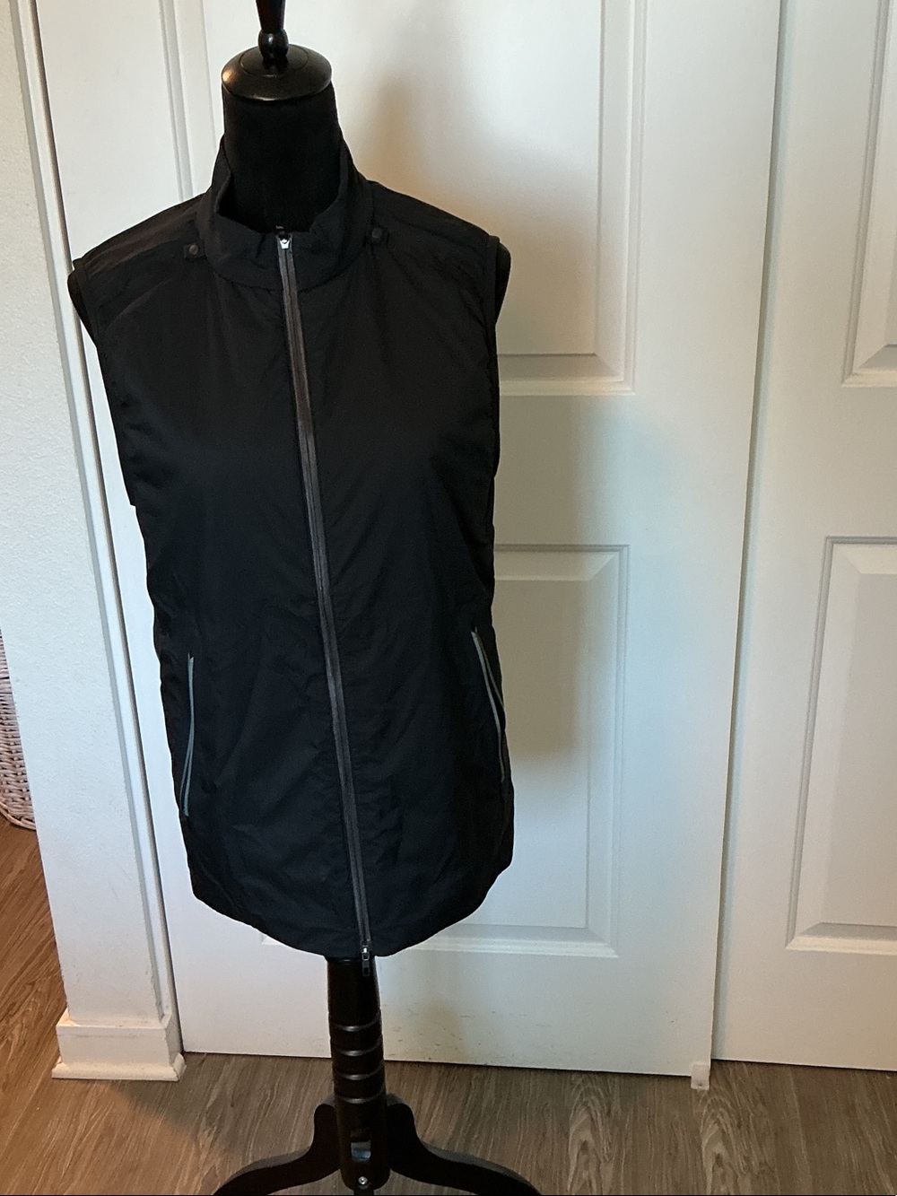 Lululemon Women's Black Zip-Front Lightweight Vest - Sleek Everyday Layer M NWOT